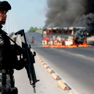 México: turistas atrapados y vuelos cancelados por estallido de violencia tras muerte de narcotraficante