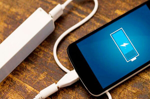 Anuncian nuevas restricciones para transporte de cargadores portátiles en aviones