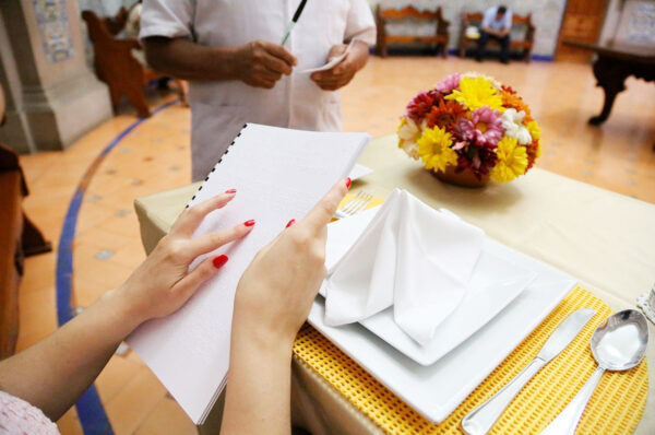 Restaurantes y servicios turísticos deberán ofrecer información en sistema braille