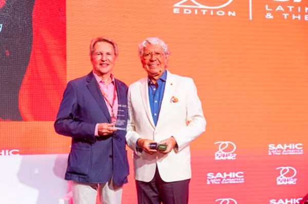 José Koechlin recibe el Lifetime Achievement Recognition en Sahic 2026