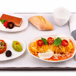 Iberia renueva su oferta gastronómica en vuelos de largo radio