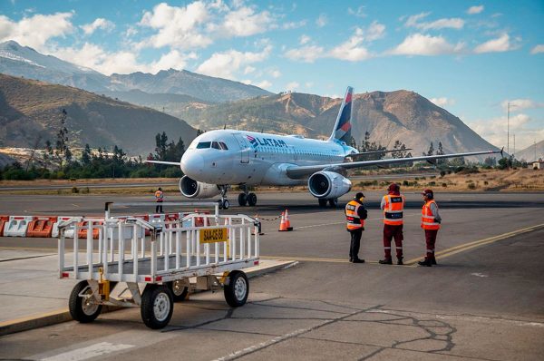 LATAM alerta pérdida de competitividad del hub de Lima por cobro de TUUA de transferencia