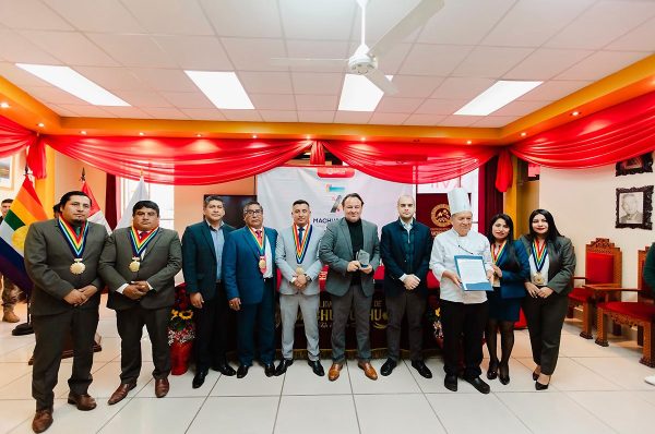 Machu Picchu entrega reconocimiento a Belmond Hotels y PeruRail por su aporte al desarrollo del distrito