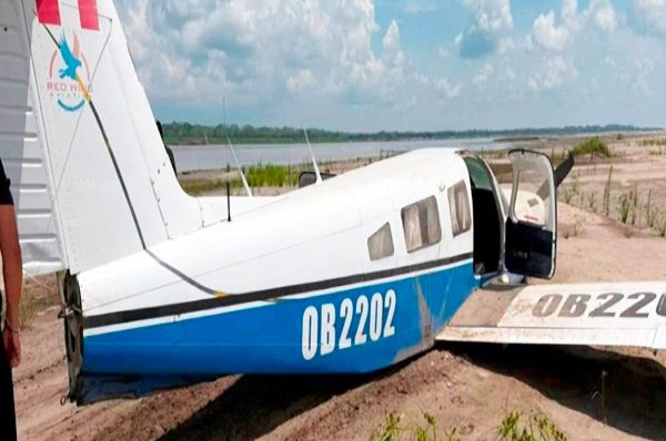 Avioneta aterriza de emergencia en playa de Ucayali con cinco pasajeros a bordo