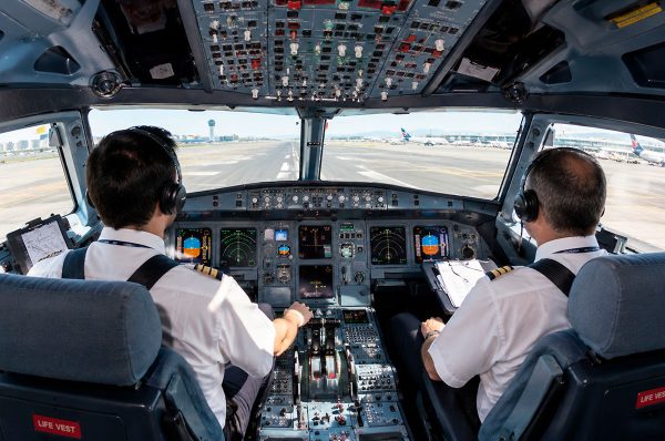 Pilotos peruanos migran por mejores condiciones laborales y ponen en alerta a la aviación nacional