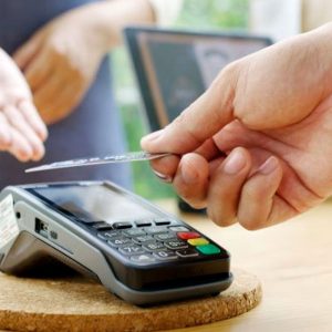 Multas de hasta 450 UIT para restaurantes y bares que no informen sobre recargos por pagar con tarjeta