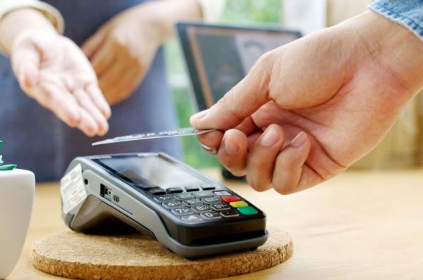 Multas de hasta 450 UIT para restaurantes y bares que no informen sobre recargos por pagar con tarjeta