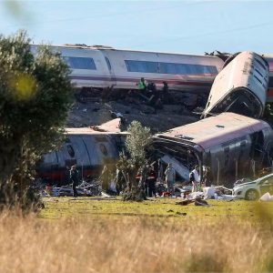 Más de 60 muertos y 80 heridos por choque de dos trenes en España